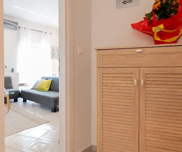 Michail Chania δίπλα στην παραλία της πόλης La Canée