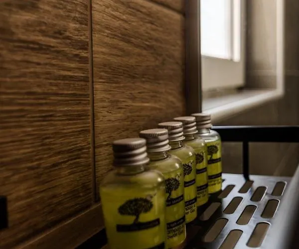 Michail Chania δίπλα στην παραλία της πόλης * La Canée