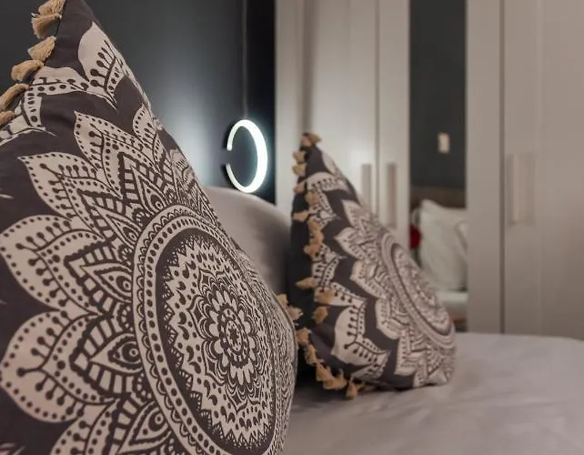 Michail Chania δίπλα στην παραλία της πόλης *