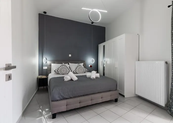 Michail Chania δίπλα στην παραλία της πόλης