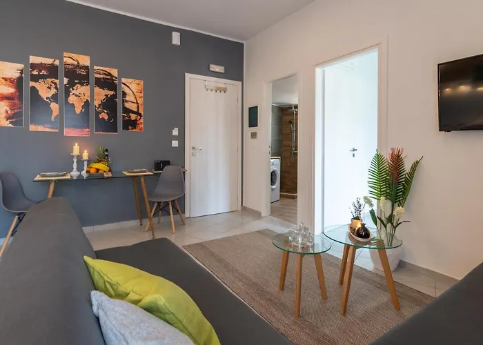 Michail Chania δίπλα στην παραλία της πόλης