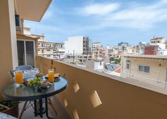 Michail Chania δίπλα στην παραλία της πόλης