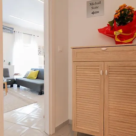 Michail Chania δίπλα στην παραλία της πόλης Chania (Crete)