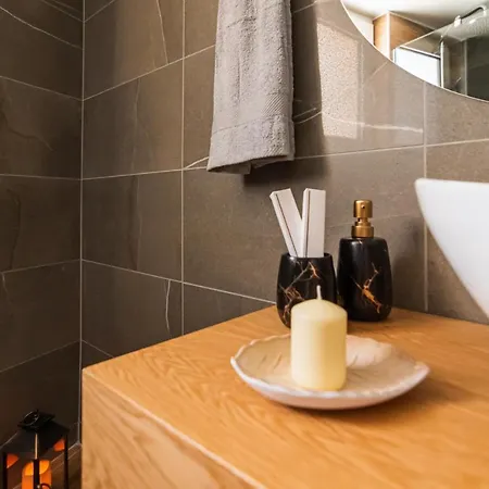 Michail Chania δίπλα στην παραλία της πόλης La Canée