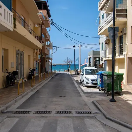 Michail Chania δίπλα στην παραλία της πόλης *