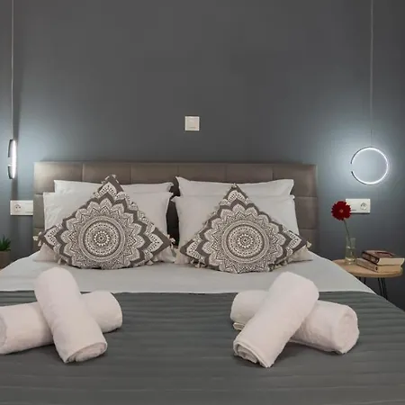 Michail Chania δίπλα στην παραλία της πόλης * La Canée