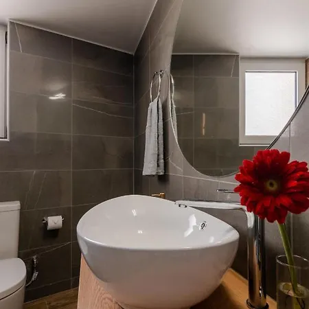 Michail Chania δίπλα στην παραλία της πόλης * La Canée