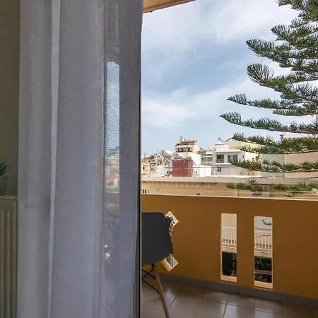 Michail Chania δίπλα στην παραλία της πόλης Chania (Crete)