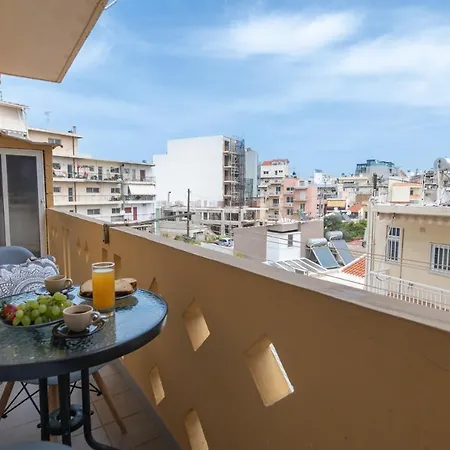 Michail Chania δίπλα στην παραλία της πόλης