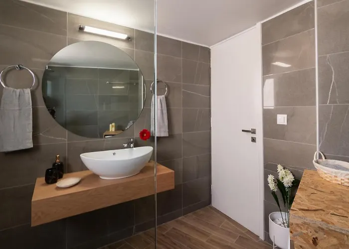 Michail Chania δίπλα στην παραλία της πόλης Ханья