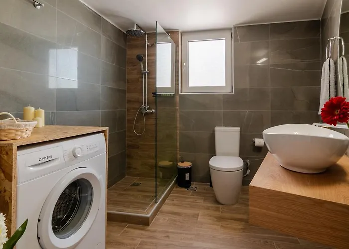 Michail Chania δίπλα στην παραλία της πόλης *