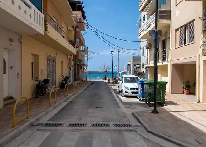 Michail Chania δίπλα στην παραλία της πόλης *