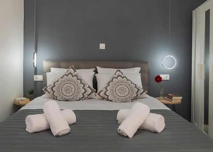 Michail Chania δίπλα στην παραλία της πόλης * Ханья