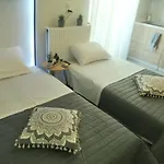 Michail Chania δίπλα στην παραλία της πόλης Hriszí Aktí Haniá
