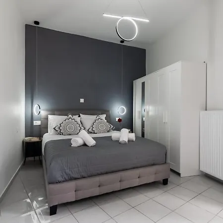 Michail Chania δίπλα στην παραλία της πόλης