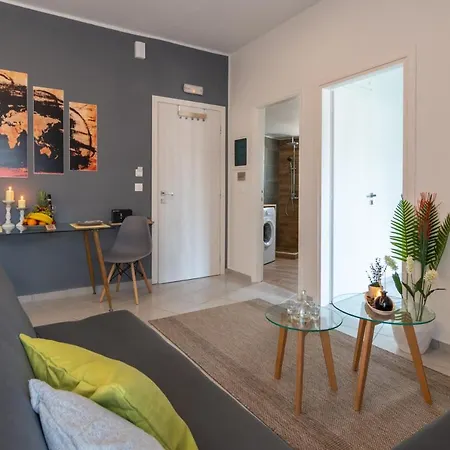 Michail Chania δίπλα στην παραλία της πόλης