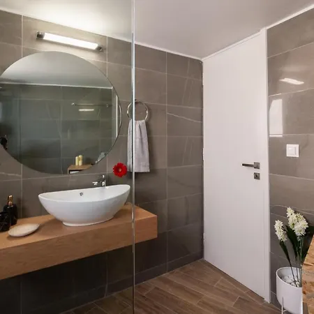 Michail Chania δίπλα στην παραλία της πόλης 干尼亞