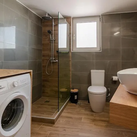 Michail Chania δίπλα στην παραλία της πόλης *