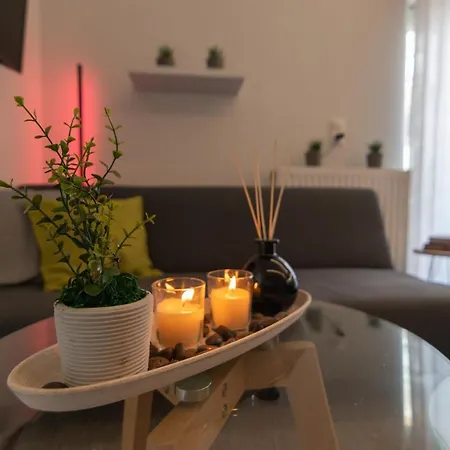 Michail Chania δίπλα στην παραλία της πόλης Chania (Crete)