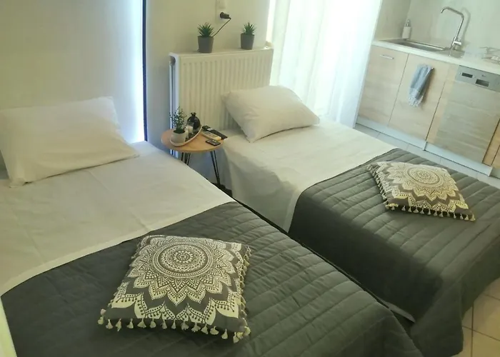 Michail Chania δίπλα στην παραλία της πόλης Chania (Crete)