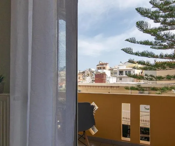 Michail Chania δίπλα στην παραλία της πόλης Chania (Crete)